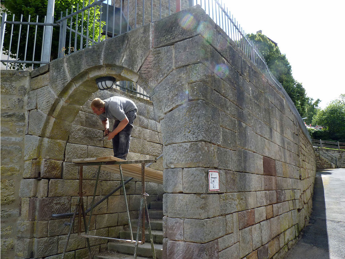 Außenarbeiten an der Kirchenmauer von St. Crescentius (Foto:Karl-Franz Thiede)